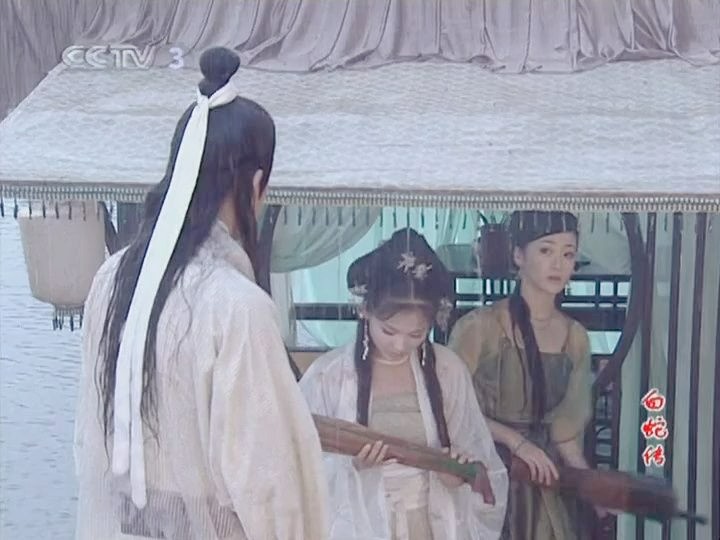 白蛇传07-4白素贞送伞给许仙,许仙抱着伞冒雨回家
