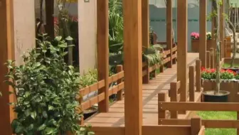 当木纹遇上了廊架，与山水植物交融，构成优美的风景画卷