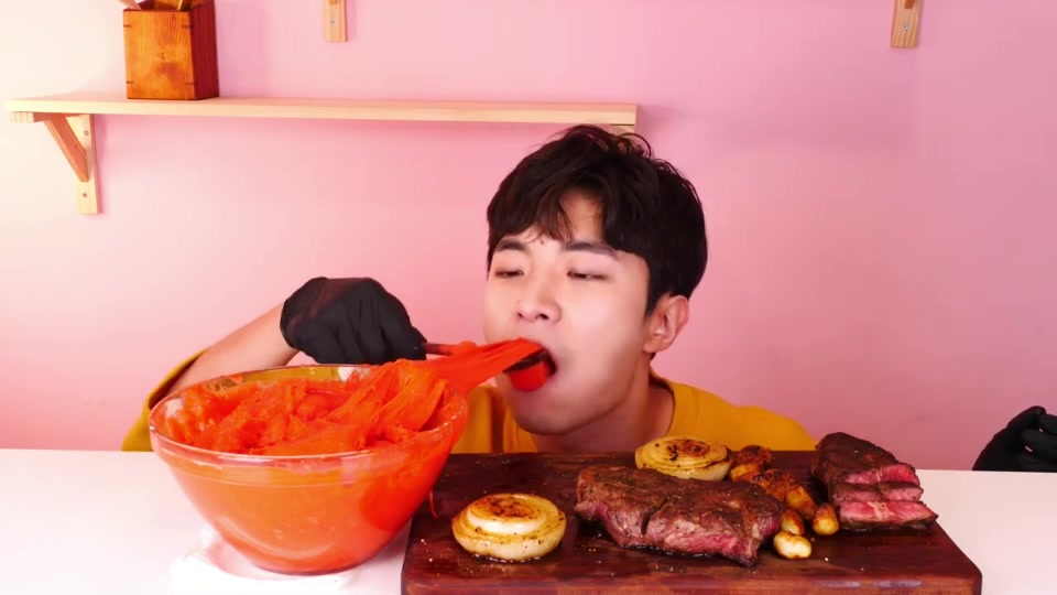韩国吃播帅哥吃芝士裹牛肉大口吃肉在线咀嚼