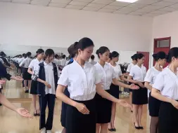 Скачать видео: 【首 发】航空部学生从蹲到起到立定姿态的训练过程