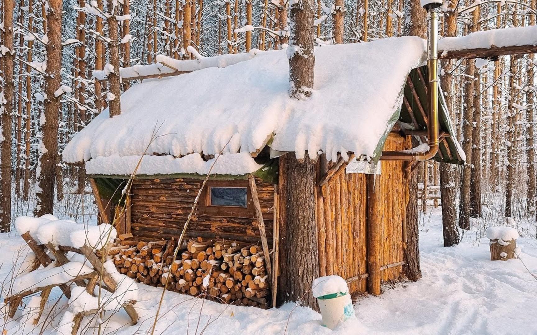 [图]野外建造，28岁小伙建造荒野木屋，大雪将至睡到半夜还是被冻醒了