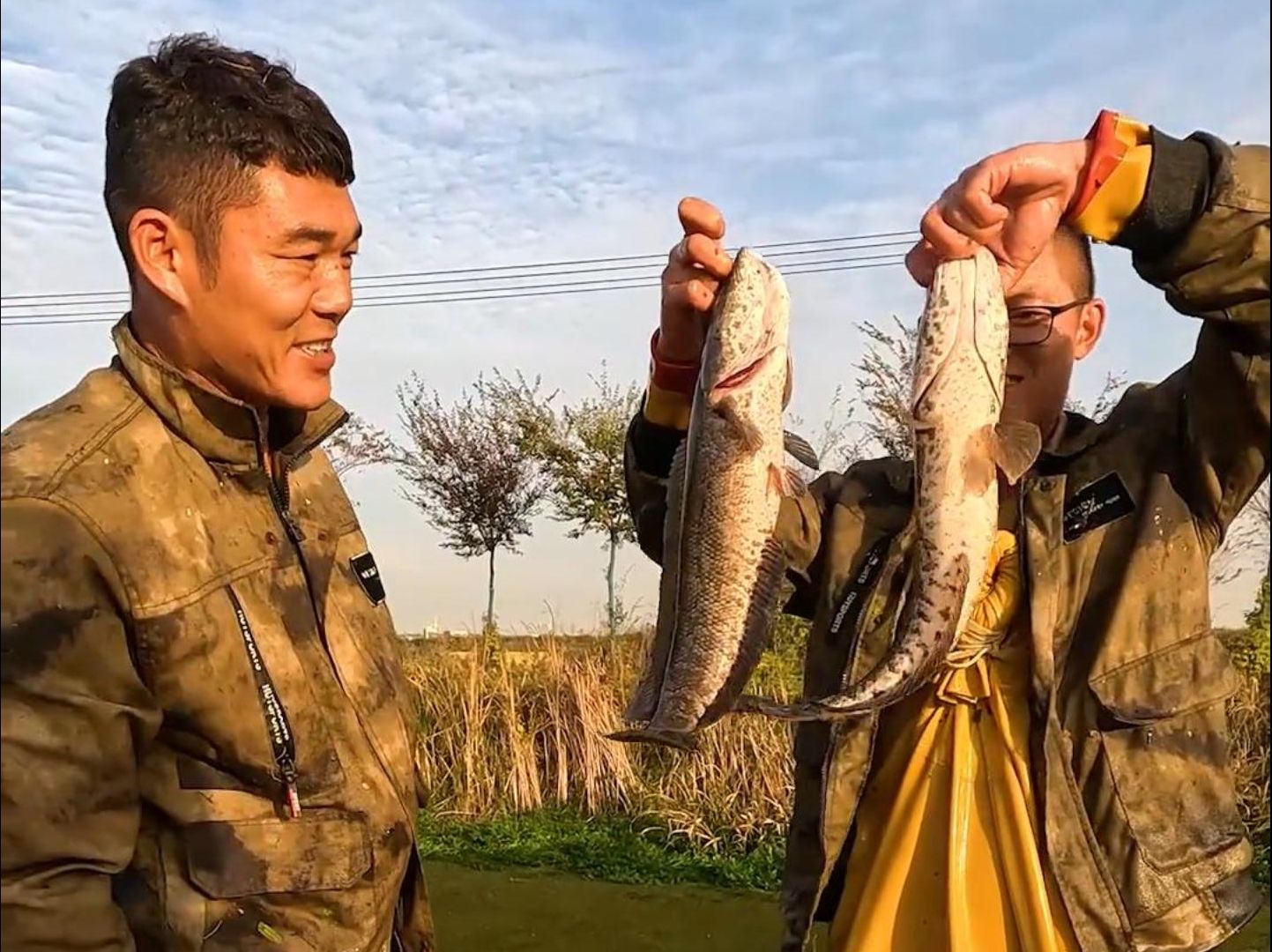 乡村生活怎么能少得了逮鱼摸虾!