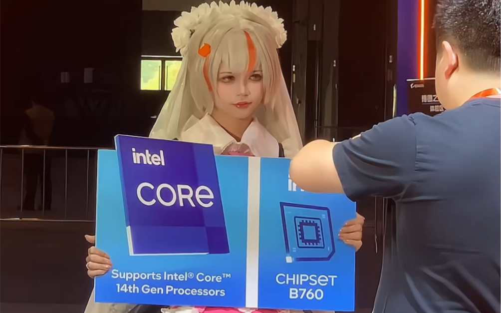 【蘑菇菌】天呐,技嘉展台这个雕妹简直就是一模一样!