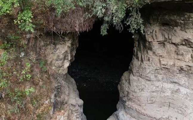 [图]贵州深山发现神秘山洞，里面竟然有一条暗河，发洪水时喷涌而出，能捡到很多的鱼，如此大的水量到底从何而来…