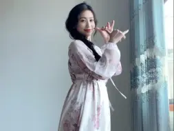 放假了，穿上妈妈做的裙子。