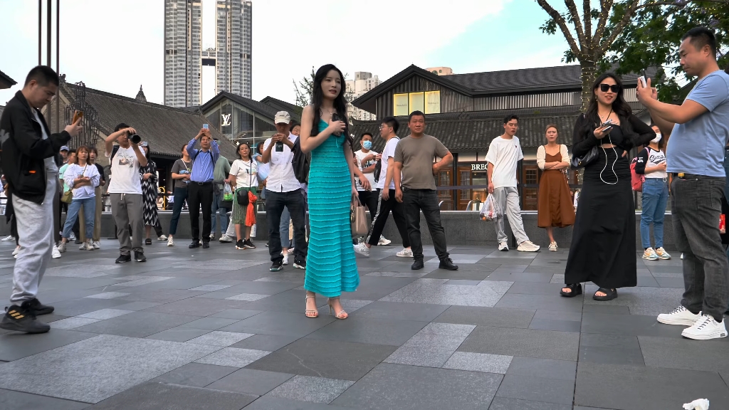 街拍成都太古里_寻觅让人难忘的靓丽身影