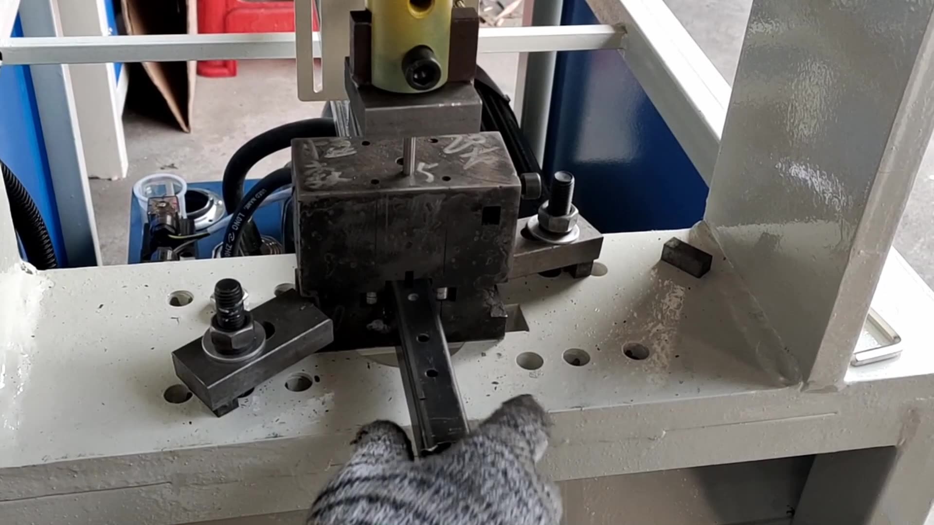 小方管冲孔方通打孔器不锈钢方管打眼防盗网冲孔机圆管冲眼机