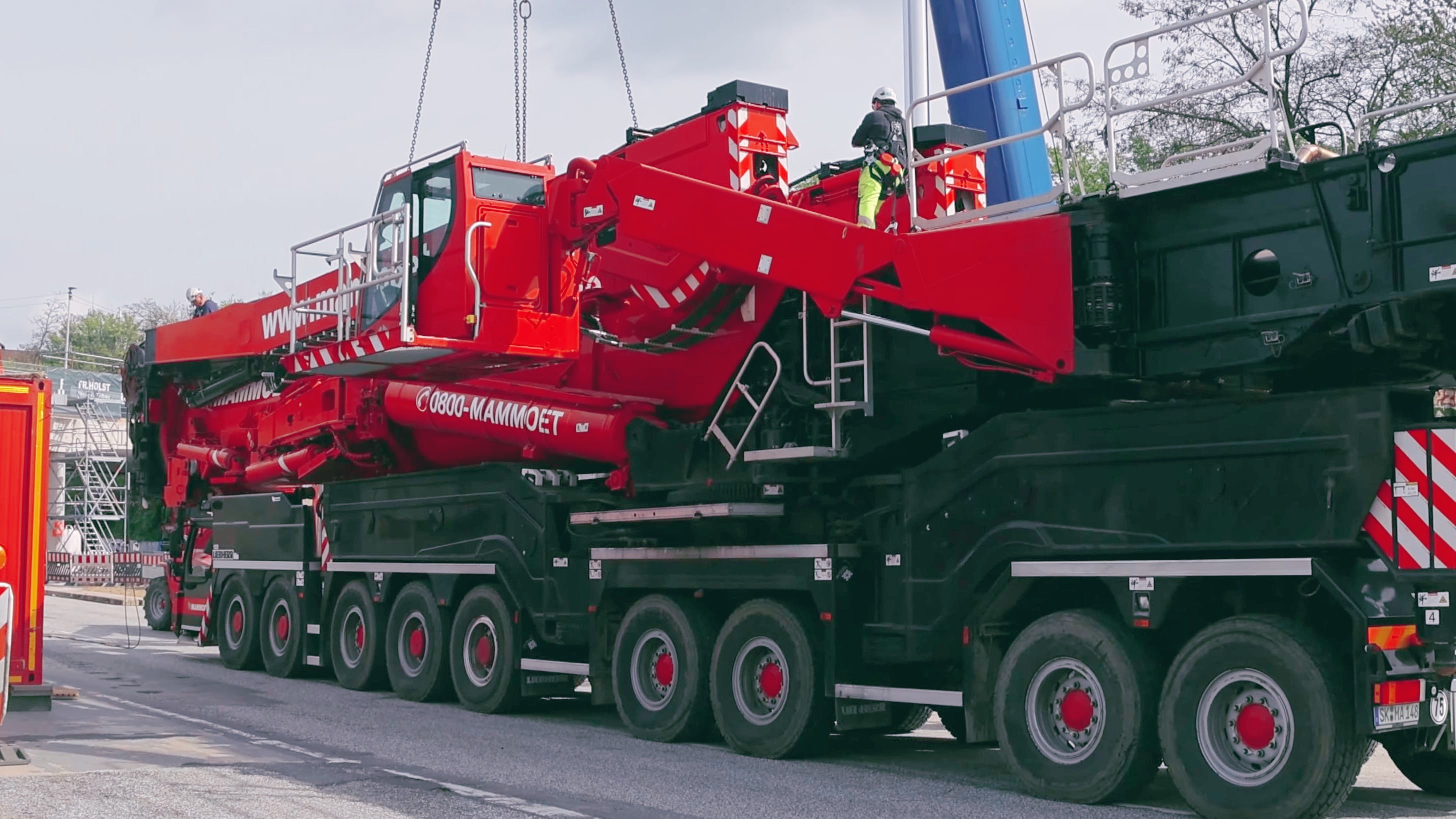 2台利勃海尔ltm11200-9.1起重机施工现场实拍