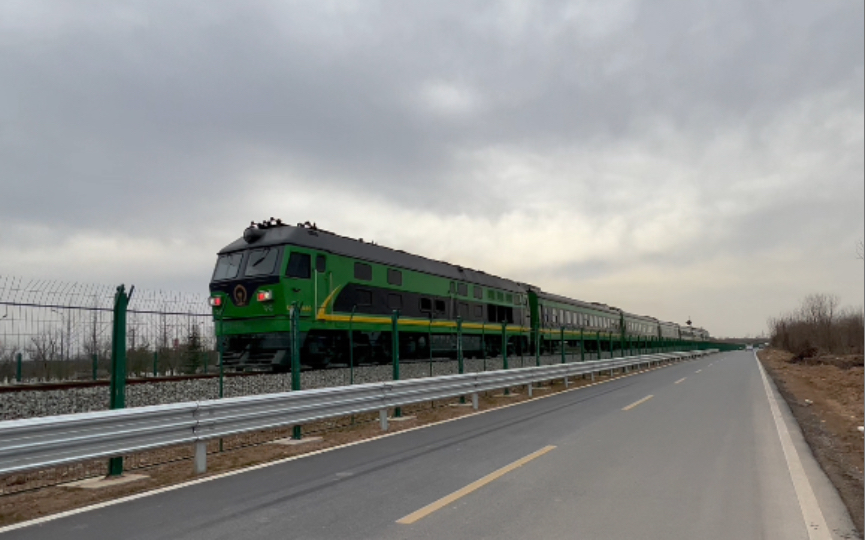 西安地铁西户线列车上行通过昆明池路段