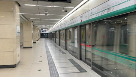 北京地铁8号线列车在平西府站通过不停车 含广播