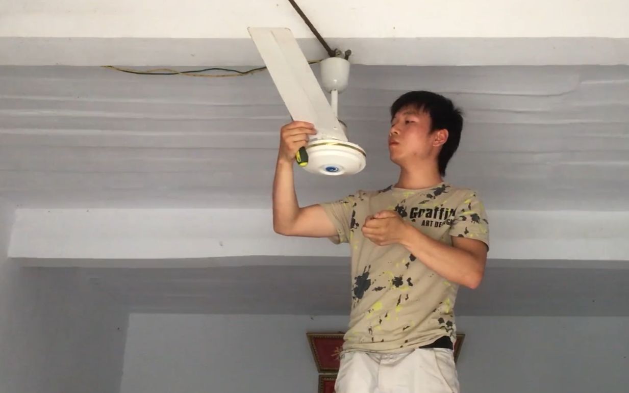 69集天热了小伙把家里的吊扇拆下来清洗清洗,为炎热的夏天做好准备