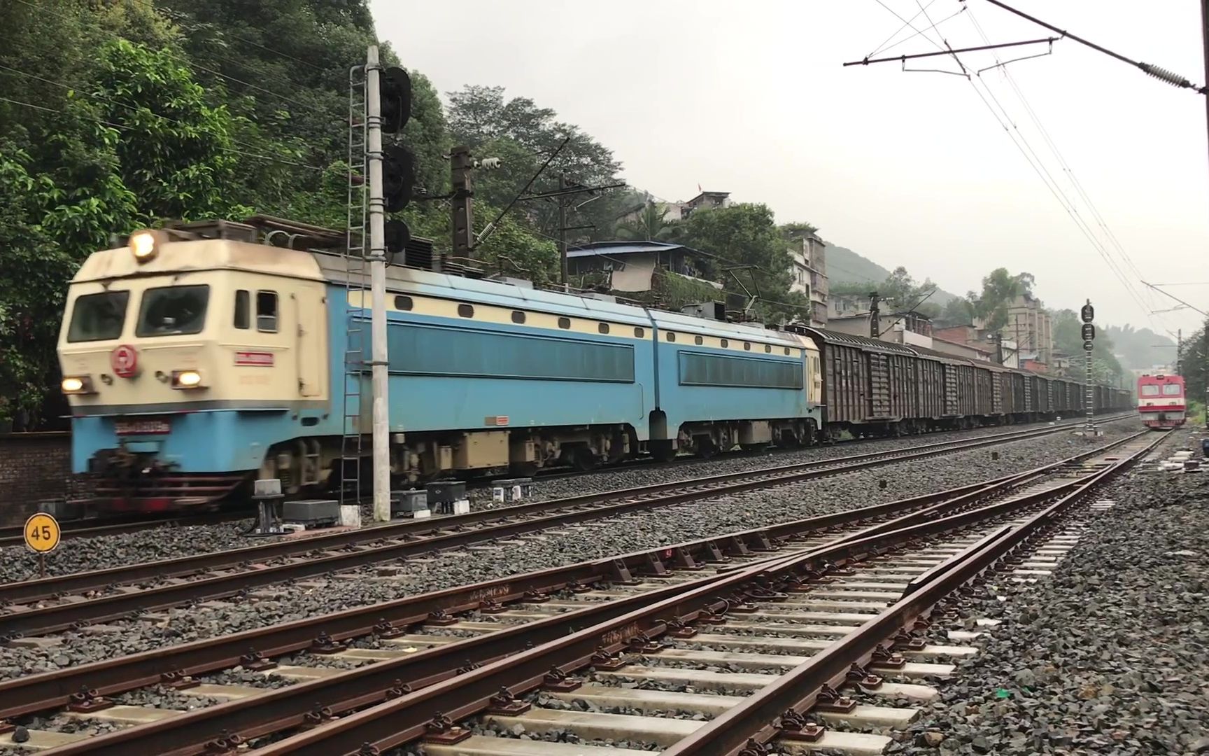 内昆铁路 韶山四型牵引货列宜宾站下行进站通过