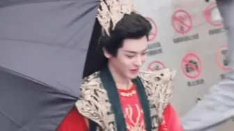 Скачать видео: 婚服红烨的转场5.22【侯明昊 逍遥】+蓝烨君上库存