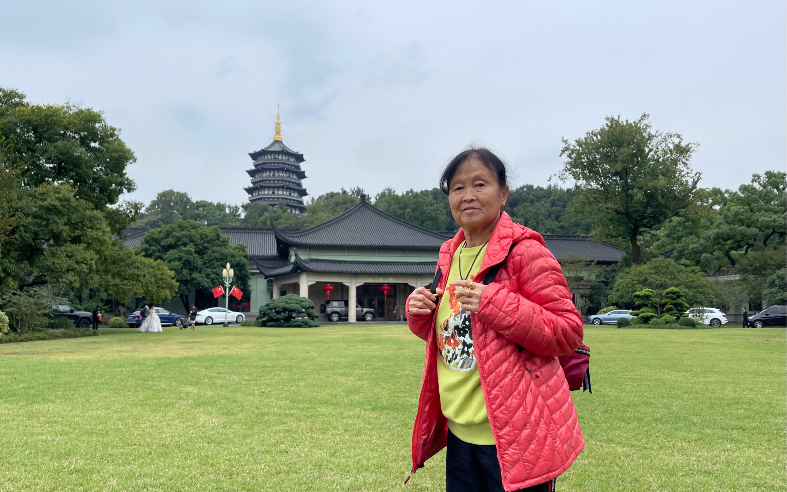 和老妈登杭州雷峰塔俯瞰西湖全景,去西子宾馆仰望雷峰塔全貌哔哩哔哩bilibili