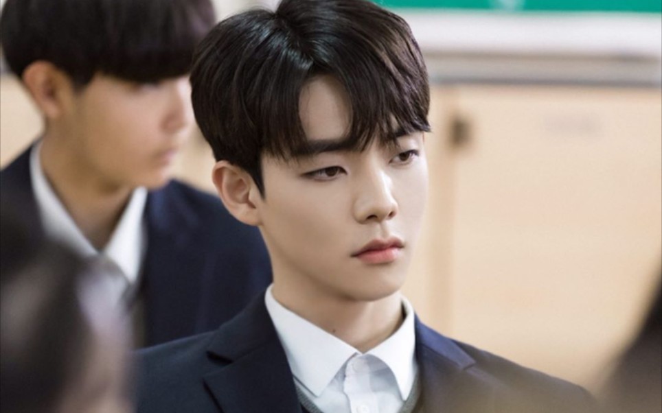 李恩秀音译官方未给汉名2001年生根据直播时透露的年龄估算得出也有