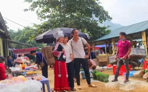 Скачать видео: 宗先生集市邂逅金花，帮她买了新衣服，一起下馆子