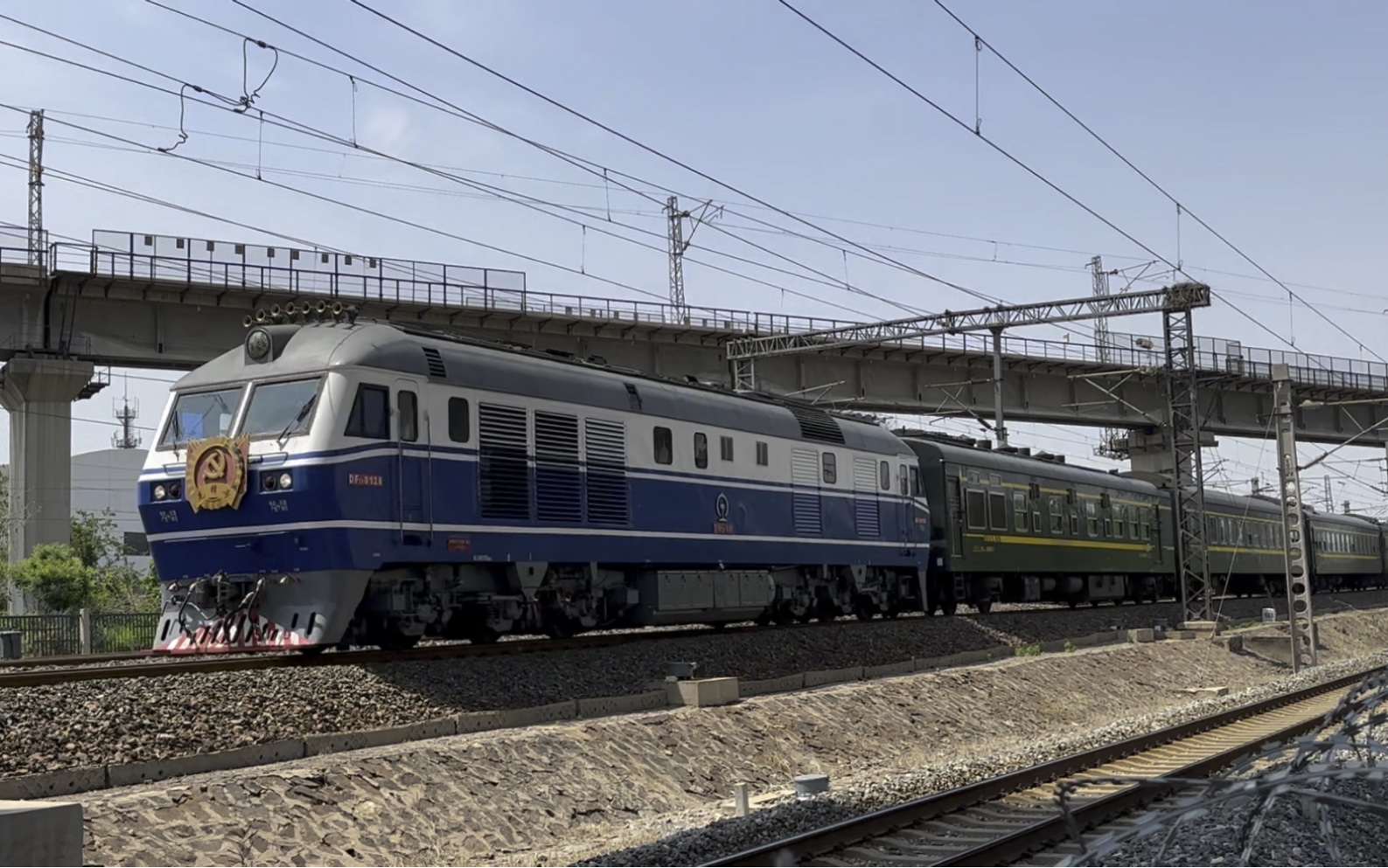 【先锋号】t57次 宝鸡—天津 df11 0128 京局京段 通过天津仓联庄机位