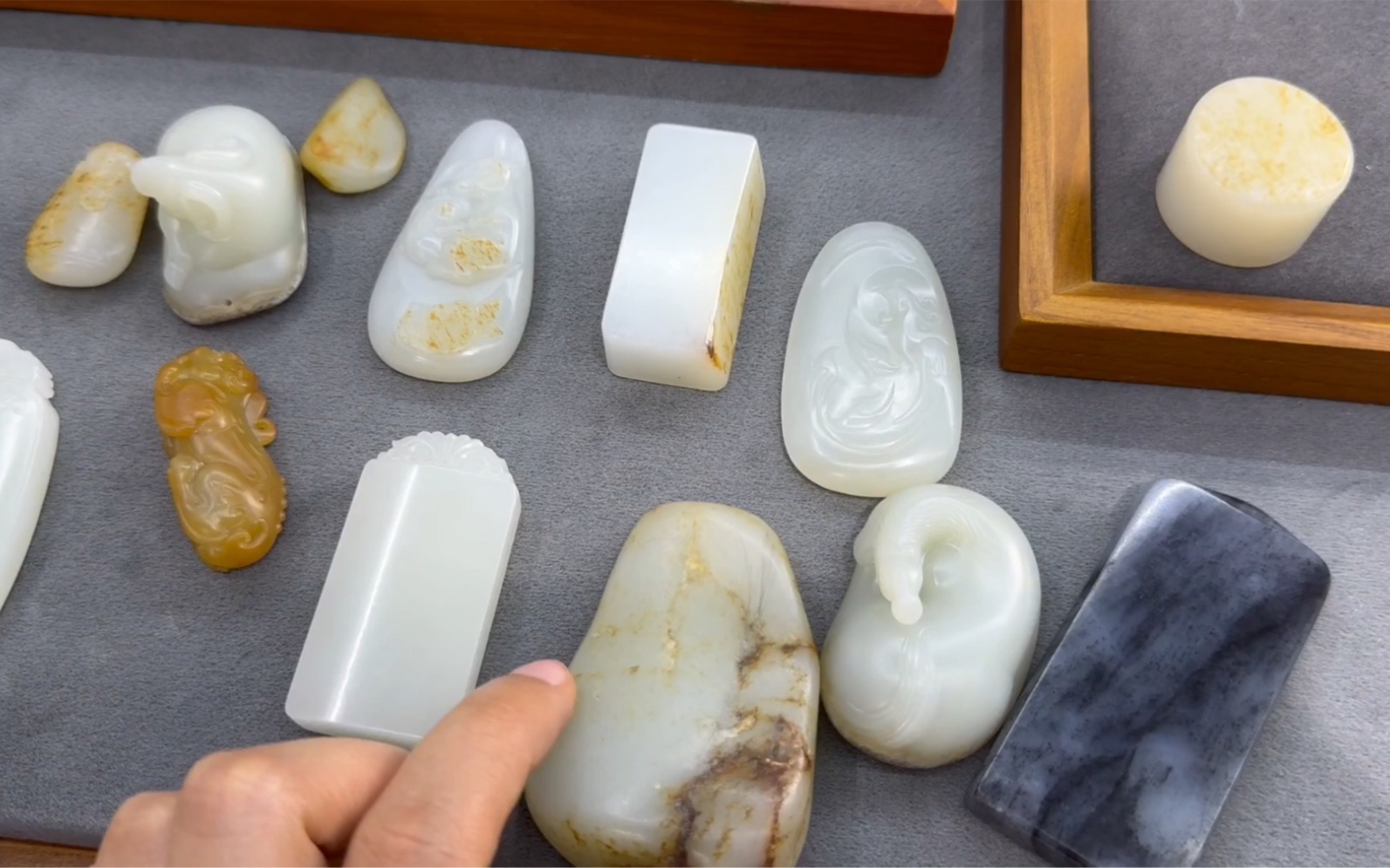 一批新疆和田玉籽料对比,肉质白度,细度,玉质都和价格相关.