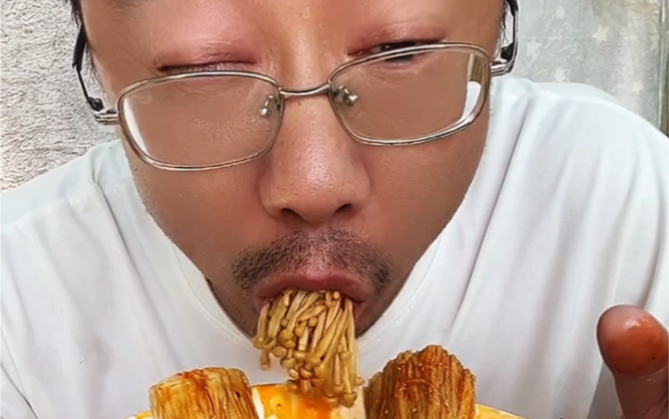 孙校长在野外用秘制老卤窜稀汤做了一盘爆辣金针菇,美味有食欲