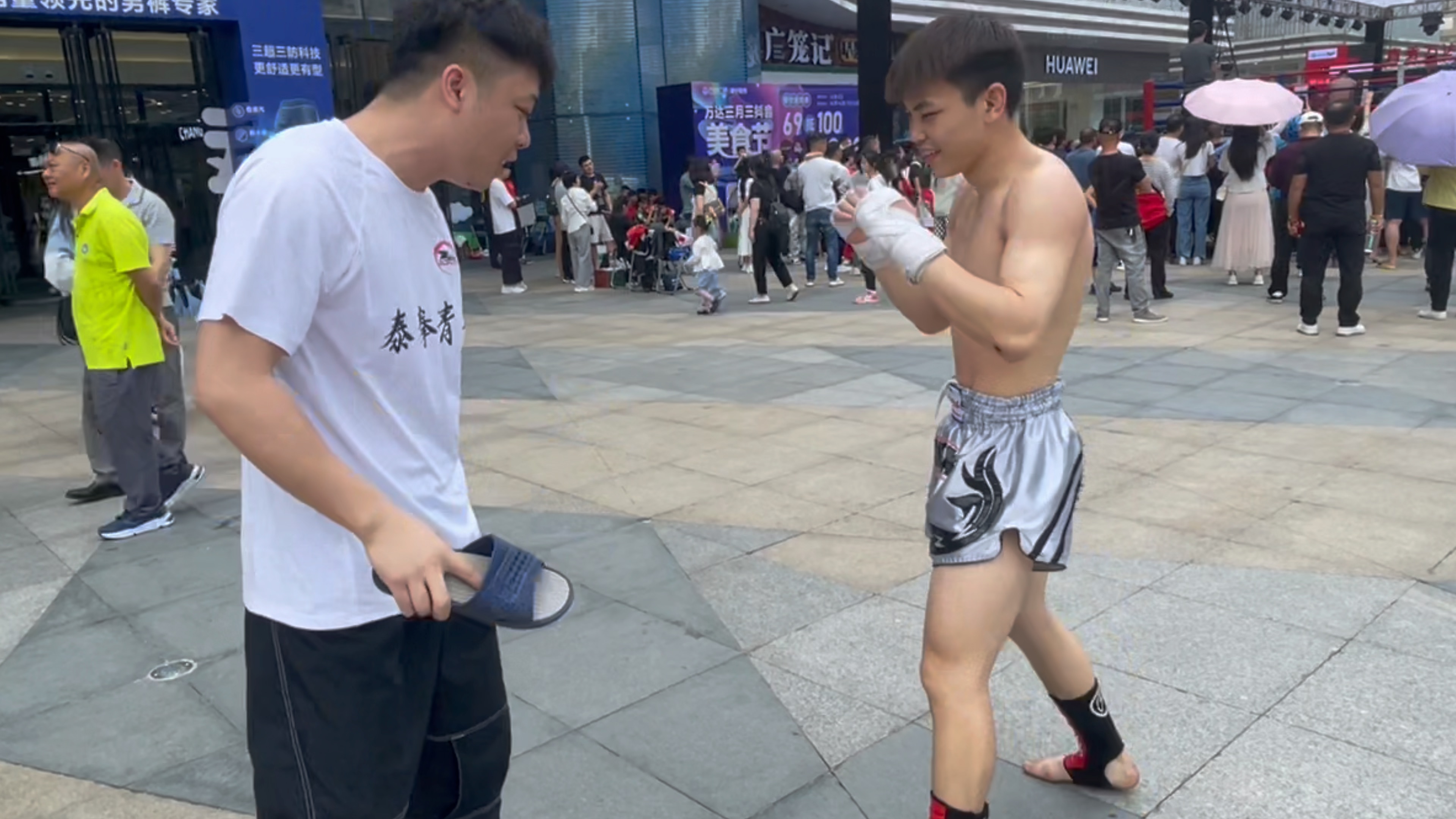 武林风比赛现场,用拖鞋热身