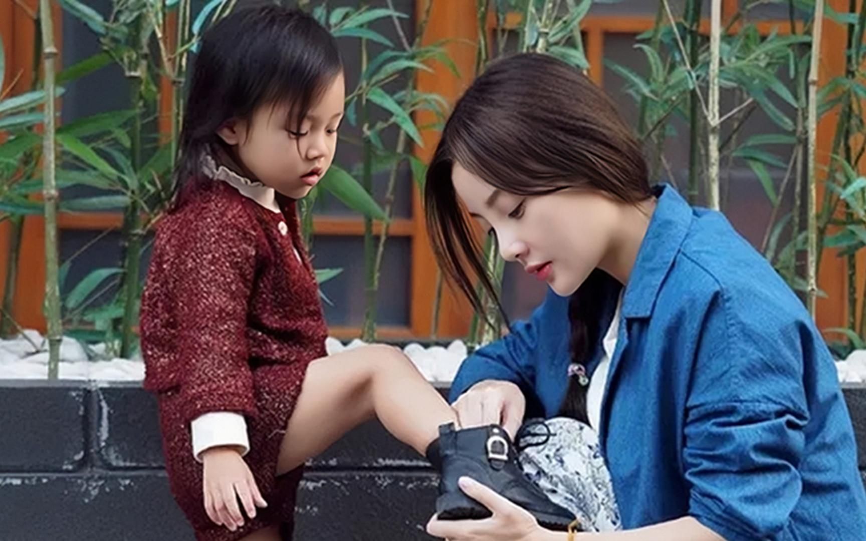 李小璐穿睡衣忘记有摄像头,弯腰抱甜馨的那一刻,导演都救不了场