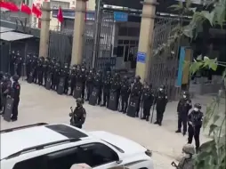 Tải video: 大批缅甸民众聚到中缅边境口岸，中国军队和武警严防死守