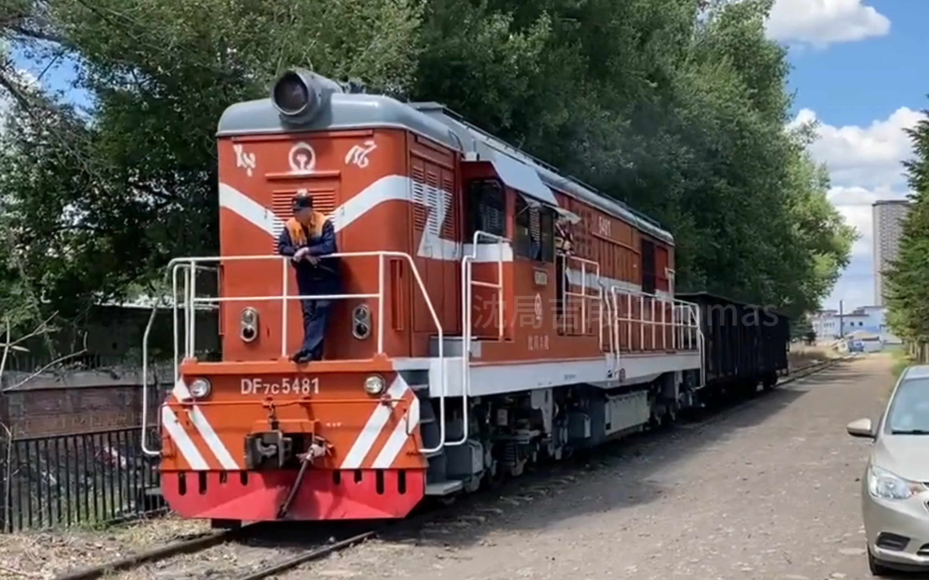 長春-柳影路道口,东风df-7c5481机车鸣笛低速通过.