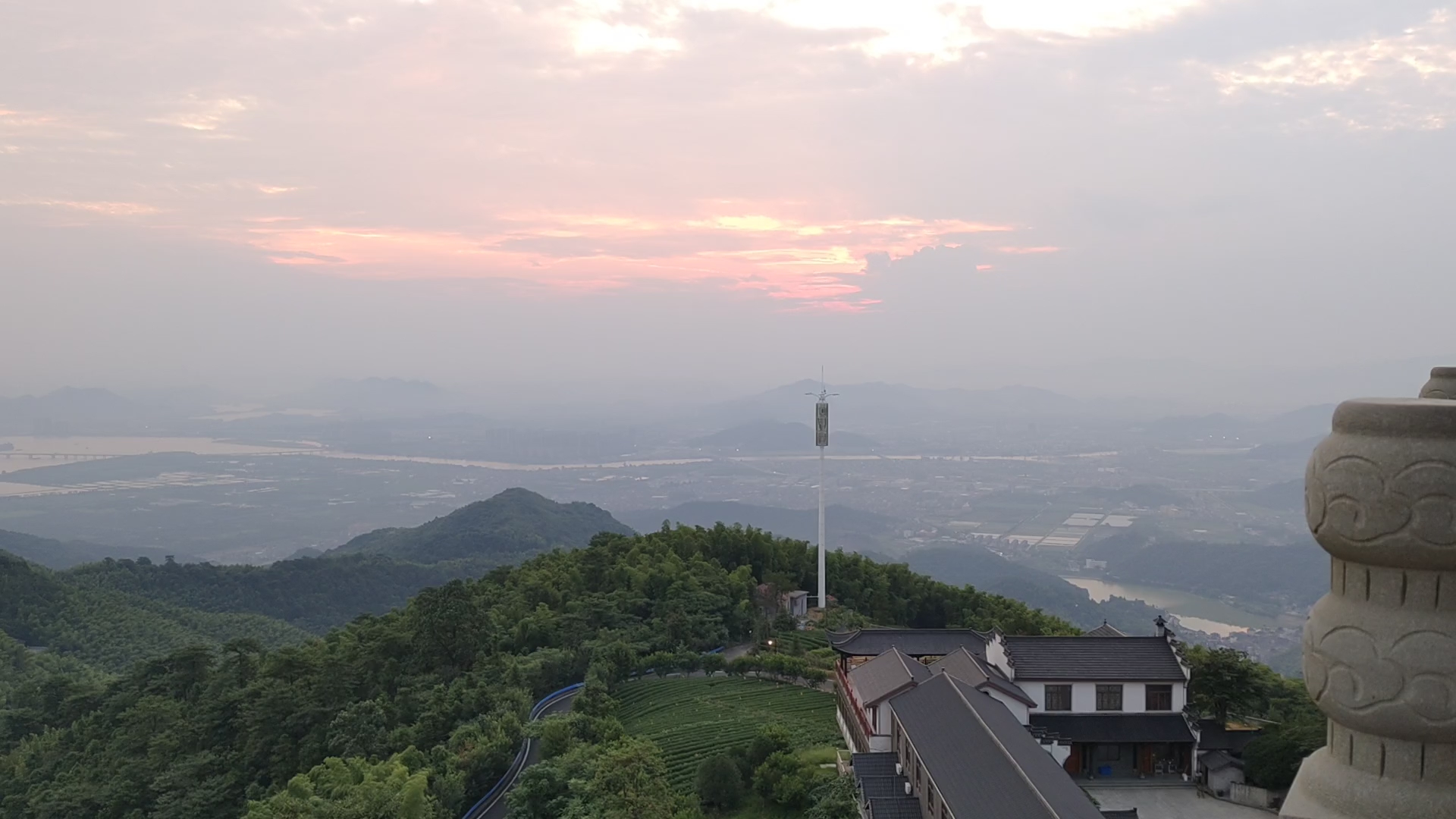 杭州萧山寺坞岭,因云层太厚观星不成,索性露营熬夜看个日出吧.哔哩哔哩bilibili