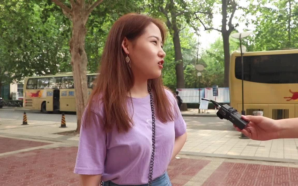 【街头采访】20岁小姑娘嫁给60岁大爷图啥