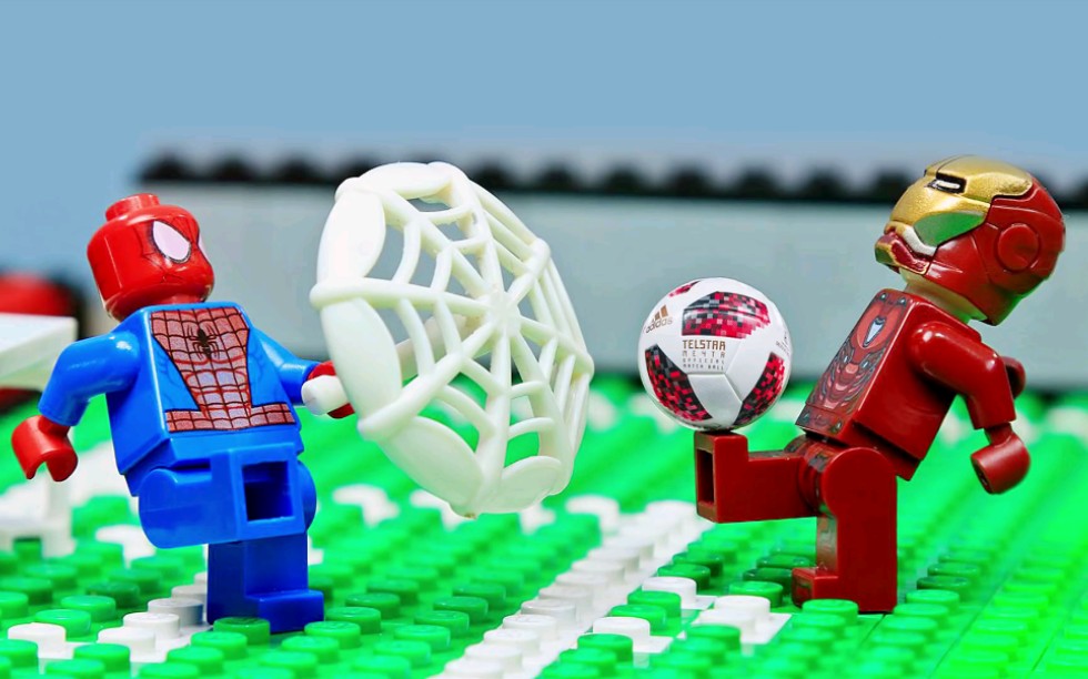 乐高玩具:钢铁侠踢球,蜘蛛侠不让提进去,幻影忍者积木盒子