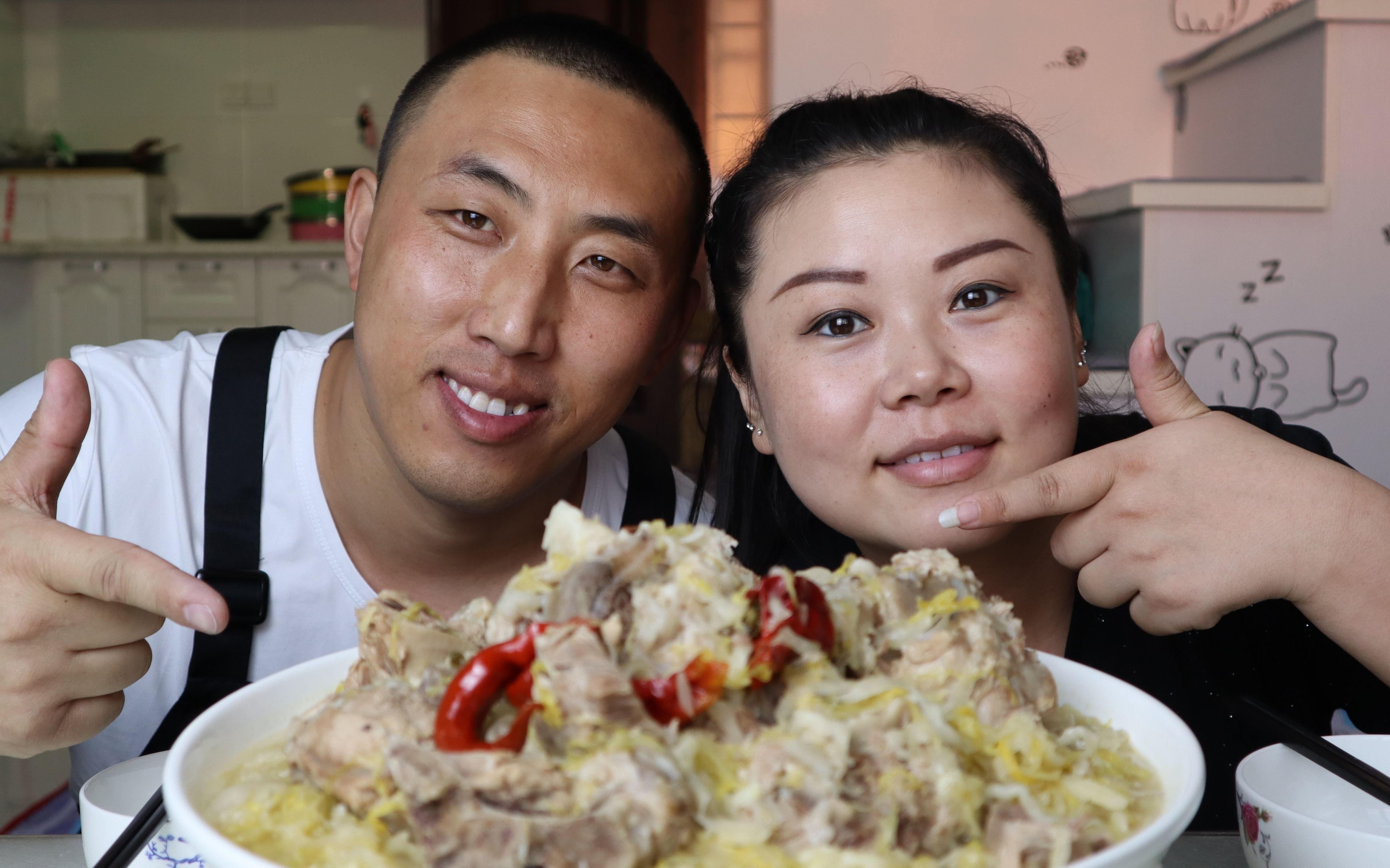 媳妇儿想吃酸的晓鹏做道东北大骨头炖酸菜小两口三斤没够吃