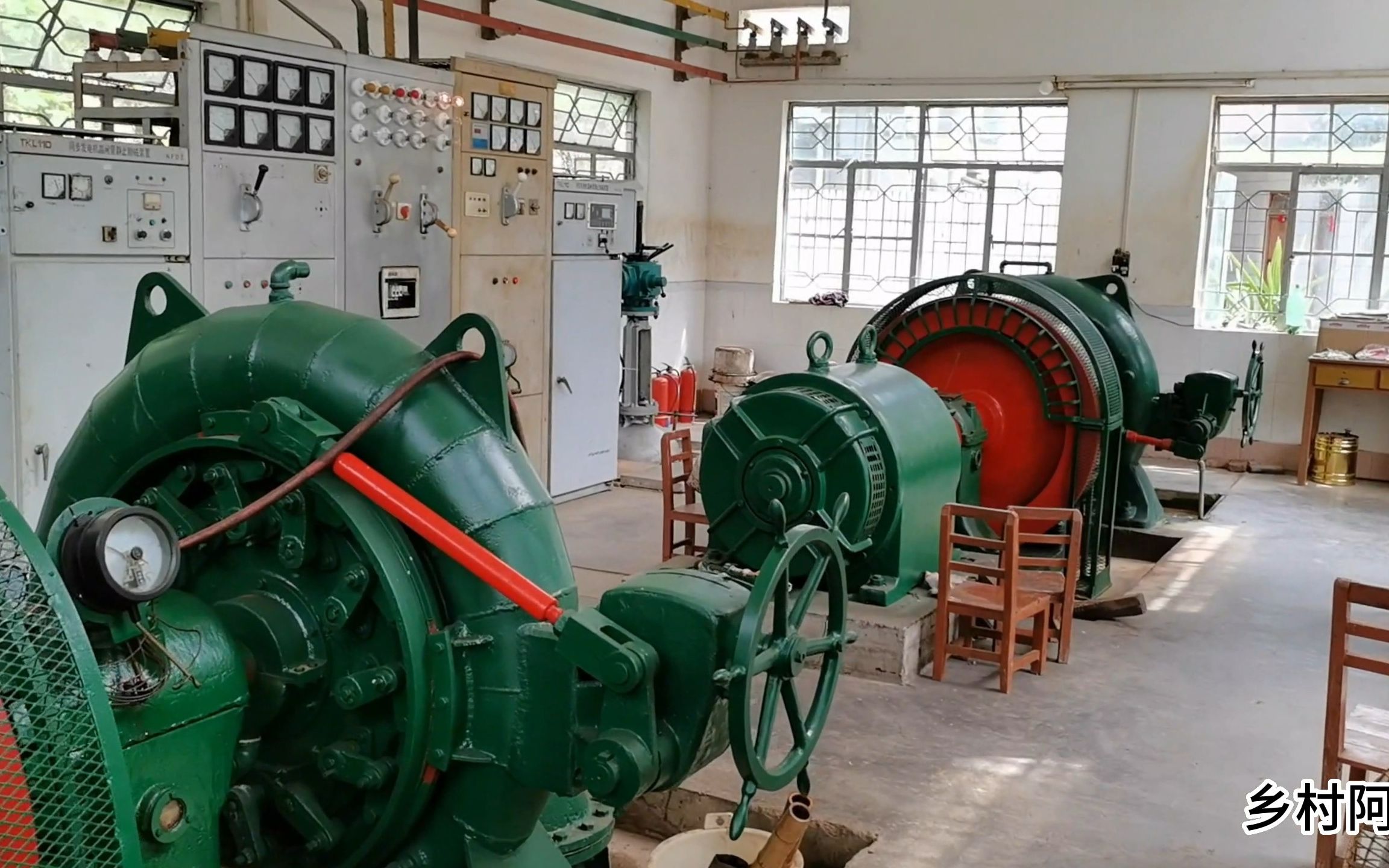 实拍一座农村小水电站,现在每天发电8,9个小时,来看看能赚多少