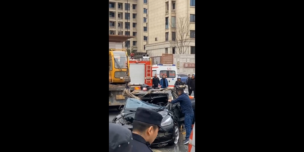 江苏常州车撞护栏照片图片