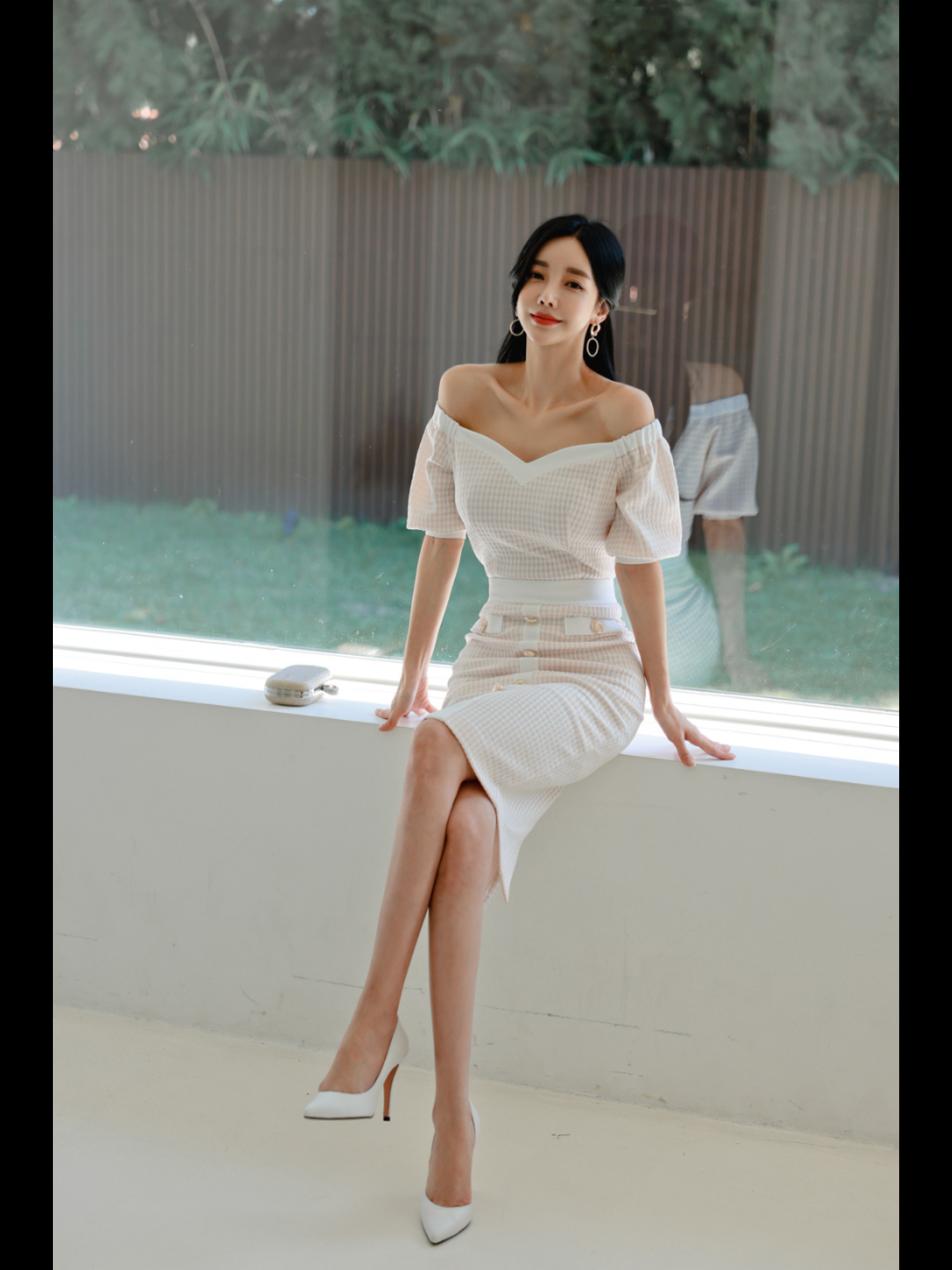 孙允珠:白嫩抹胸包臀裙穿搭,性感撩人