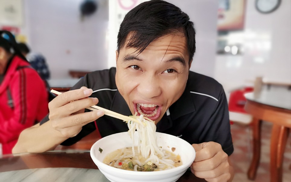 农村四炮带对象第一次吃米粉猪肉配辣椒满满一大碗好吃真过瘾