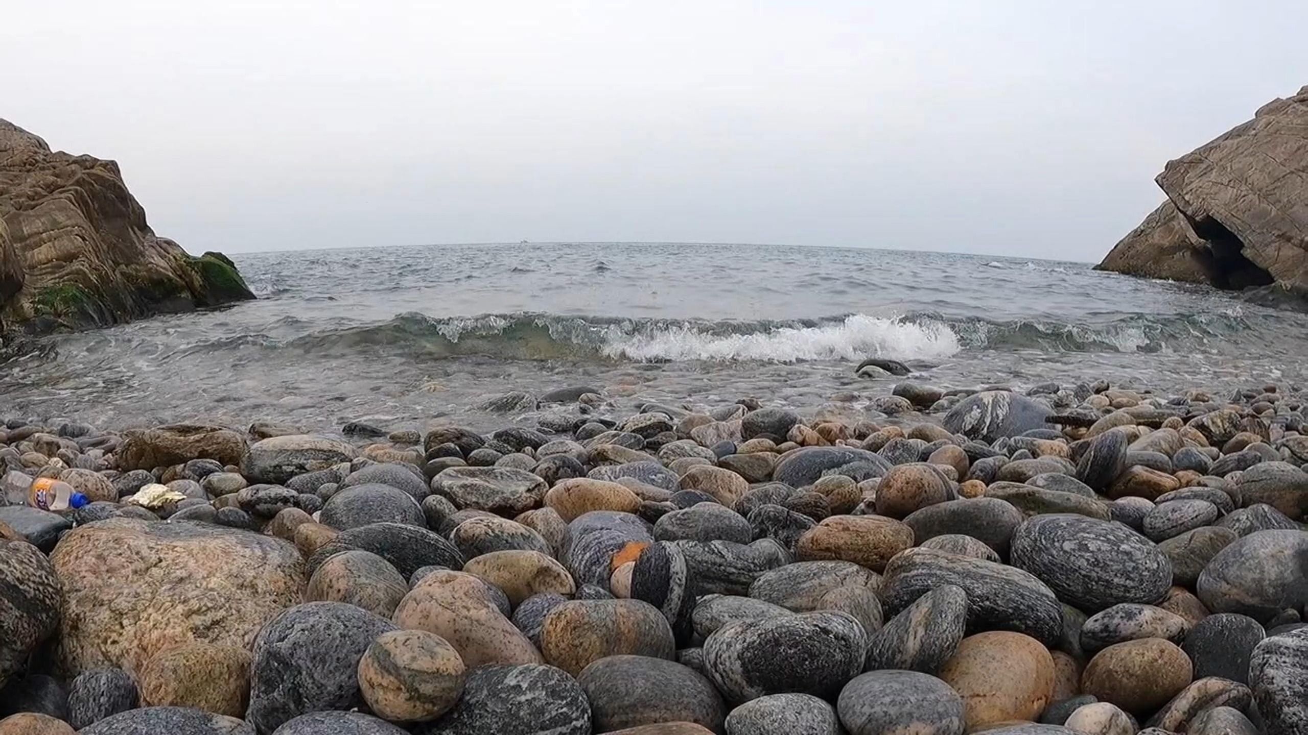 鹅卵石沙滩,我替你们看了.可惜天气不给力
