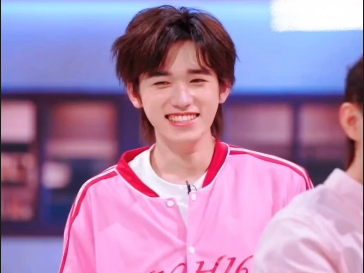 [宋亚轩]粉衣少年笑开怀,纯情可爱小狗狗?