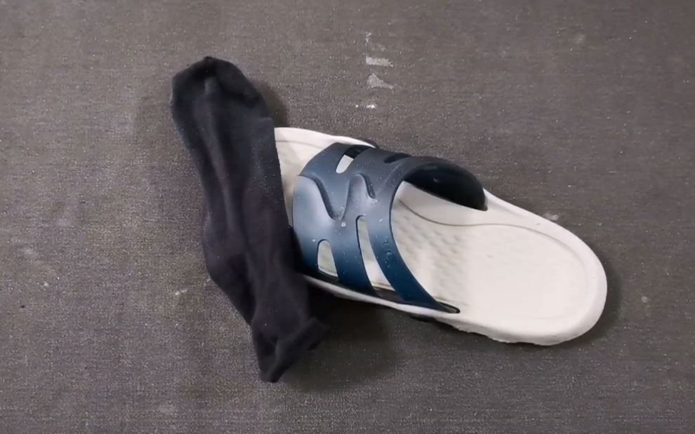 太有创意了,袜子套在拖鞋上,舒适又保暖,地板以后也干干净净的