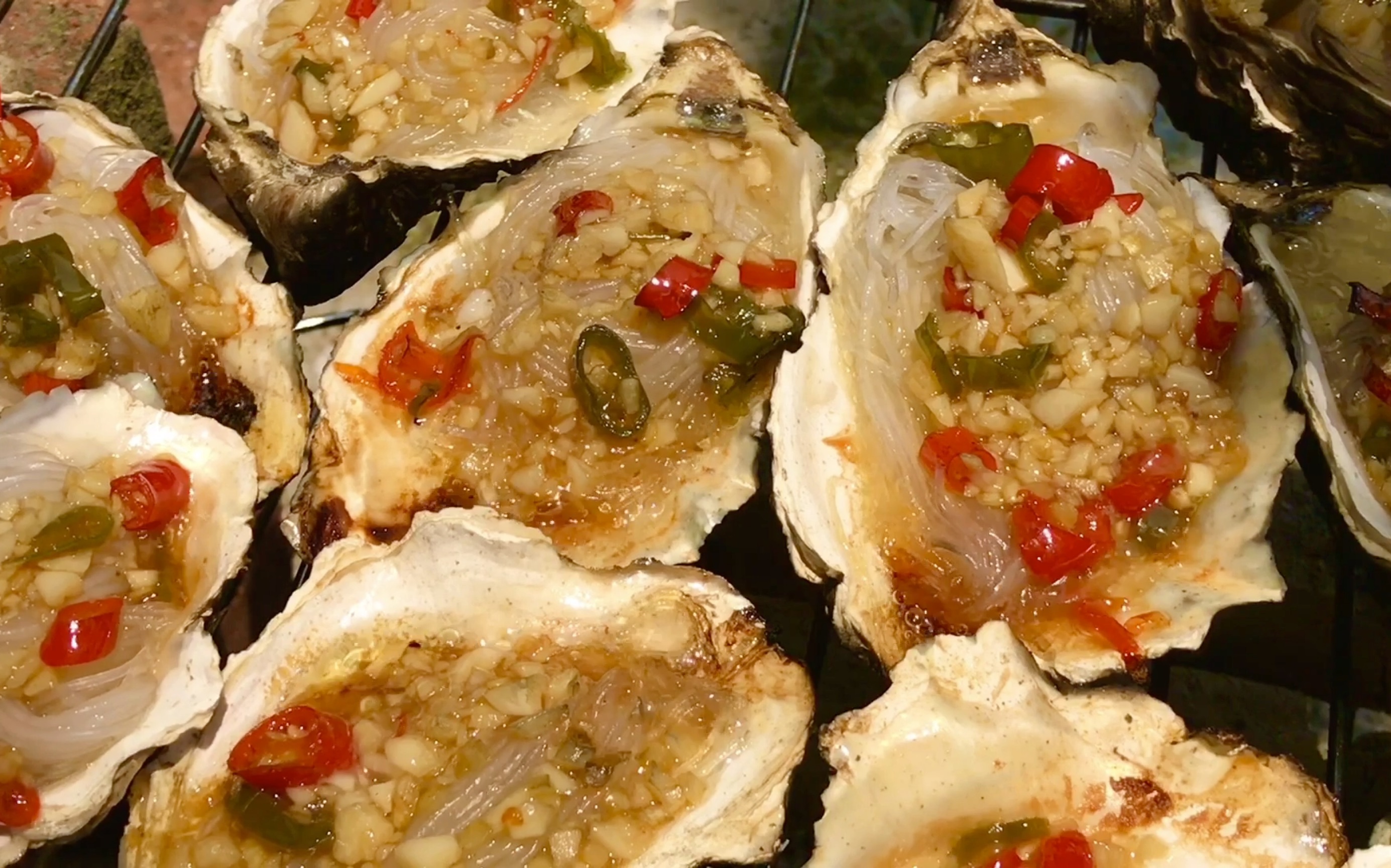 小白烈日烤生蚝,色泽诱人,闻到香味口水都流出来!