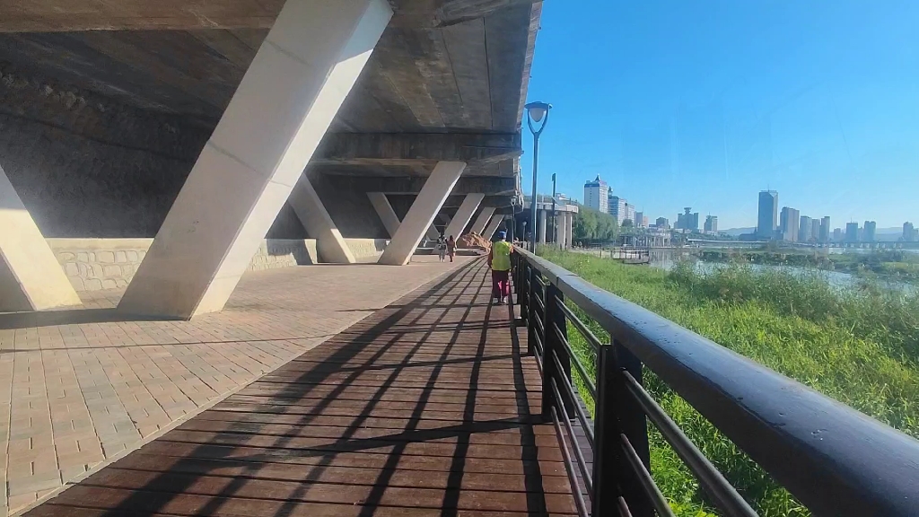 江堤美景:位于吉林市松江中路松花江畔