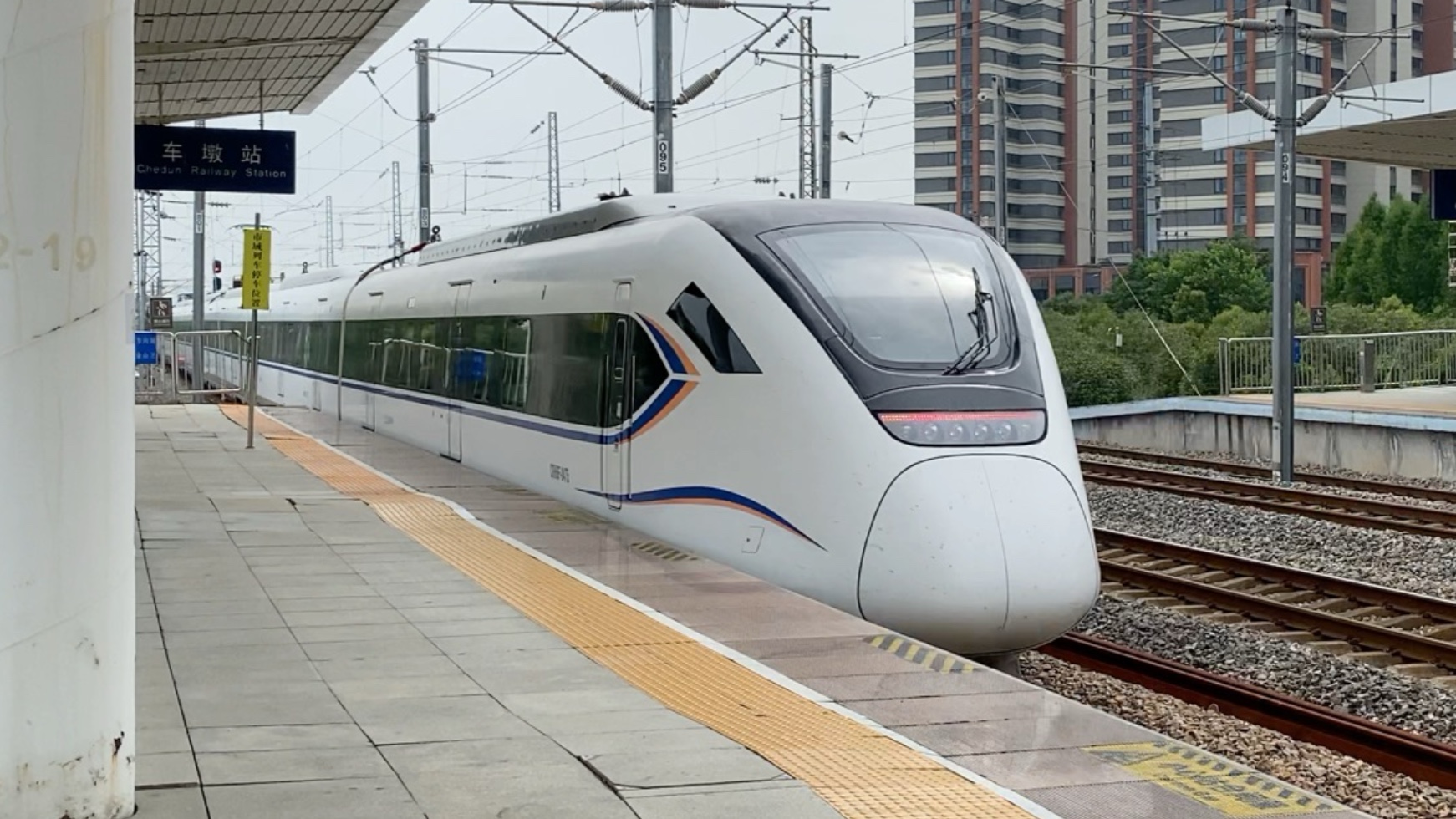 金山铁路crh6f型动车组车墩站出站