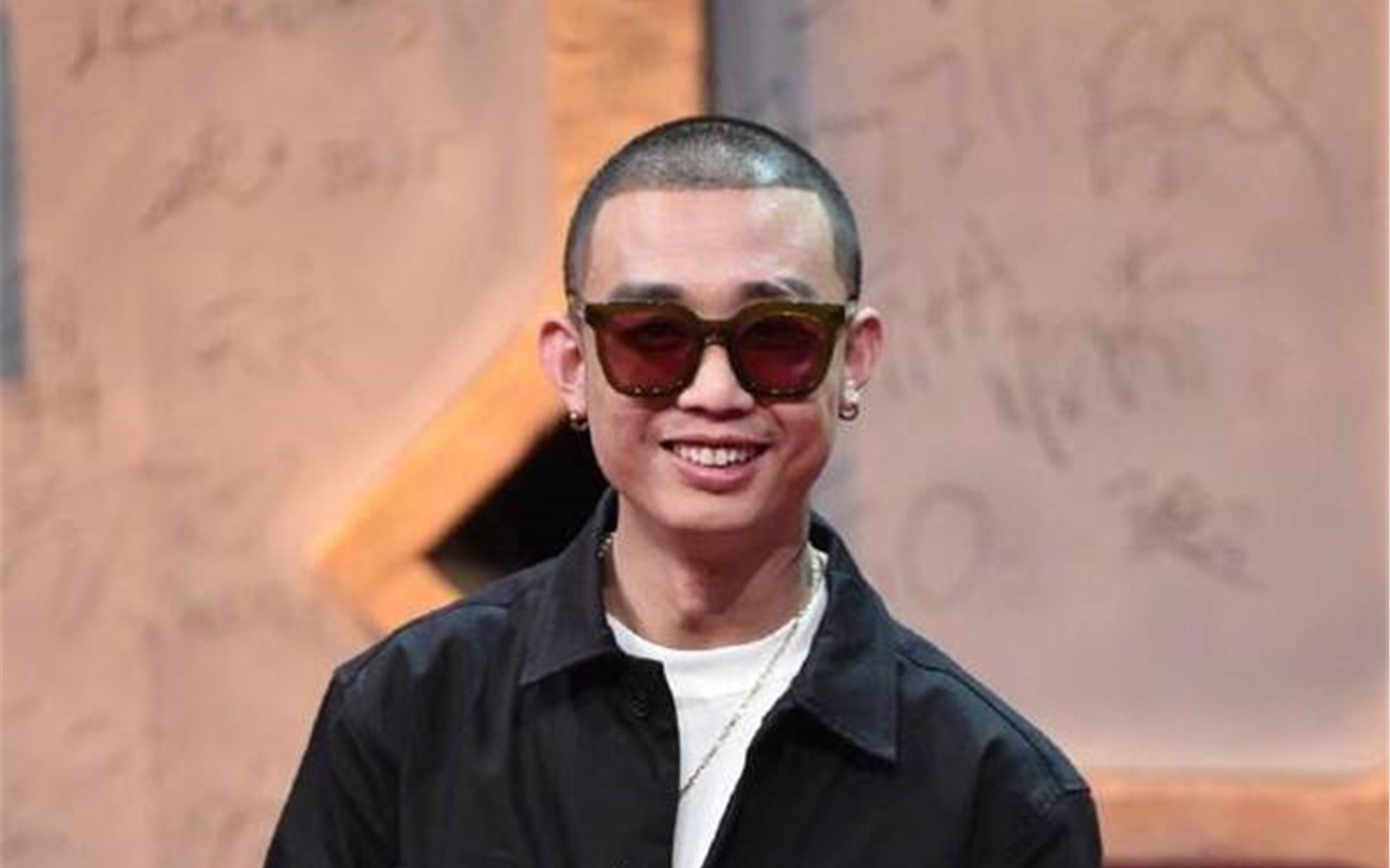陈小春gai搭档常石磊王源,配合舞蹈,演绎粤语歌曲《乱世巨星》