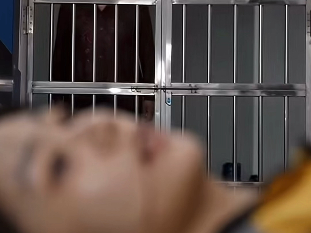 病弱女子吐血病发抢救