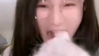丢:你竟然敢嫌弃我的脚💢
