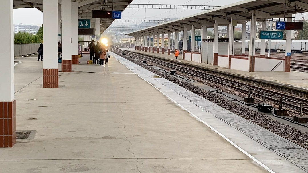 电力客车k29次停靠武夷山站1道