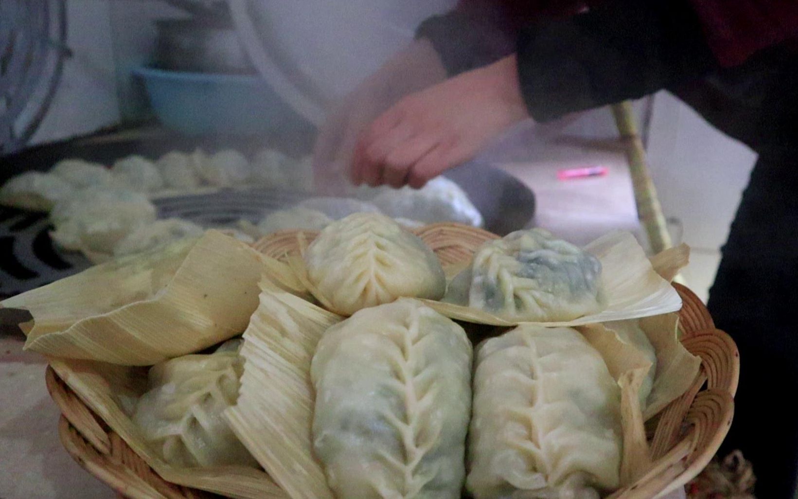 下雪了,婆婆媳妇包包子,农村大铁锅一锅蒸35个,薄皮大馅满满一锅,太香