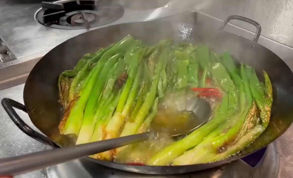 一家日本的中餐馆,厨师使用葱油制作蛋炒饭把老外香迷糊了哔哩哔哩bilibili