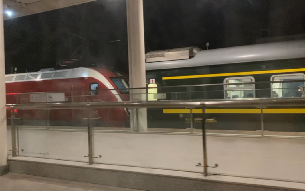 z47次列车金华站技停之后出站,站台对面停靠的是z247