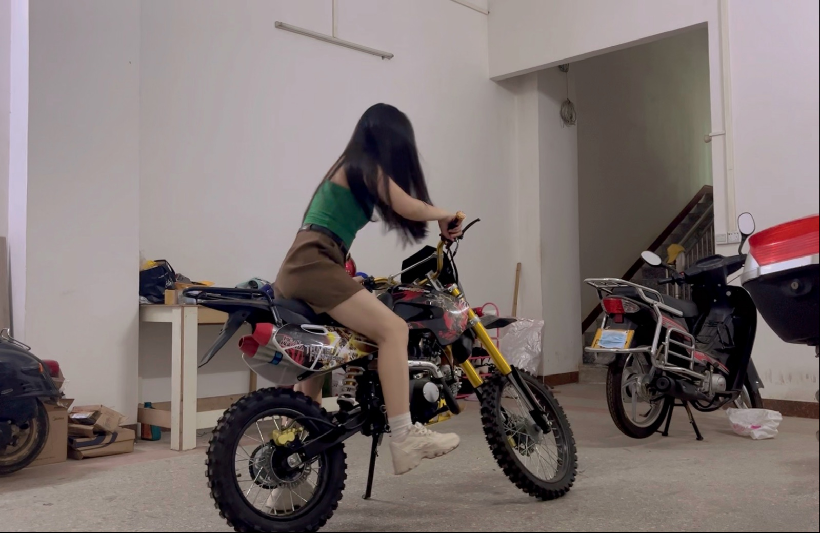 穿老爹鞋踩发越野摩托车,踩的有点费脚呢