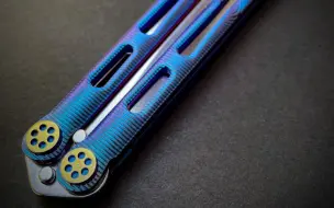 Video herunterladen: 漂亮的蓝色balisong---OSP Matrix!